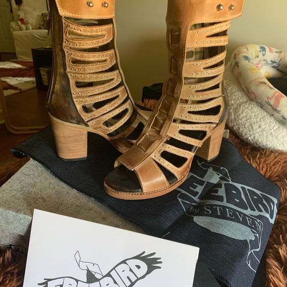 Freebird by Steven-Lotus (Taupe) 9 - Picture 5 of 11